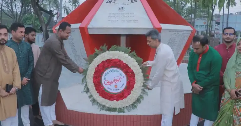 স্মৃতিস্তম্ভে পুষ্পস্তবক অর্পণ